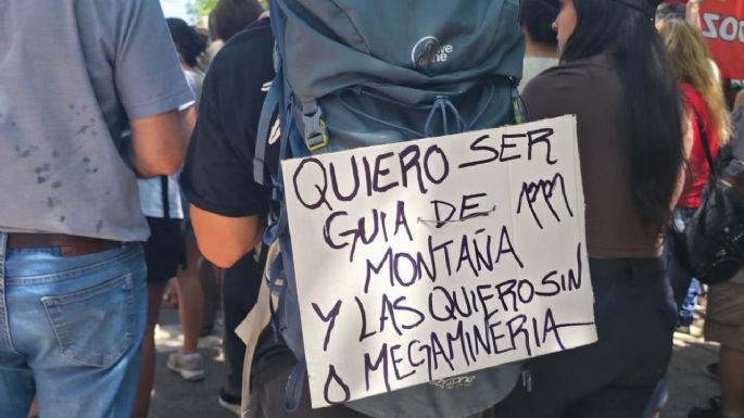 Cientos de personas se manifiestan en contra de la minería
