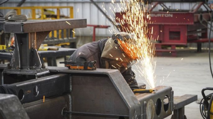 La actividad industrial cayó en el último año y está peor que en 2022