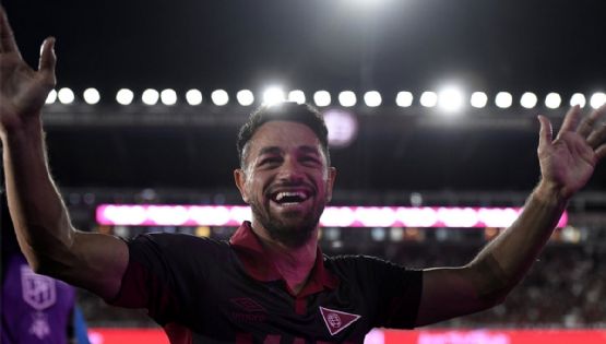 Emblema de Lanús: Laucha Acosta se emocionó en su retiro del fútbol profesional