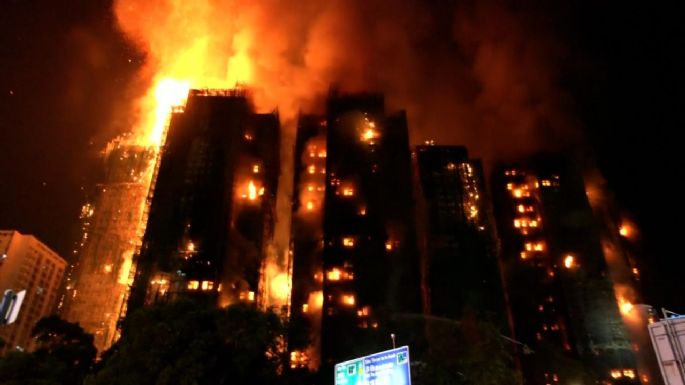 Buscan sobrevivientes tras un tremendo incendio en Hong Kong que dejó 75 muertos
