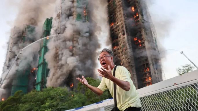 Buscan sobrevivientes tras un tremendo incendio en Hong Kong que dejó 75 muertos