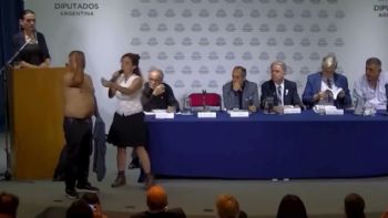 El Congreso albergó un encuentro antivacunas y el ministro salió a defenderlas