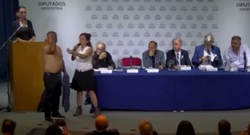 El Congreso albergó un encuentro antivacunas y el ministro salió a defenderlas