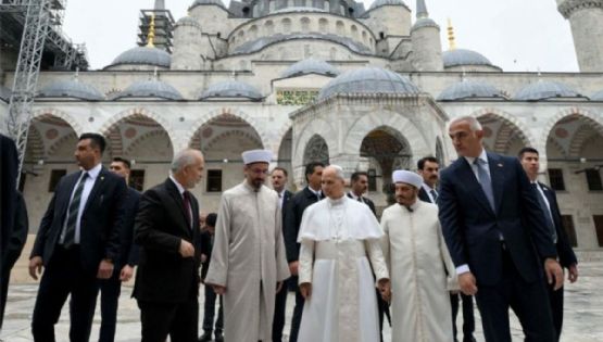 El papa León XIV visitó la Mezquita Azul en Estambul