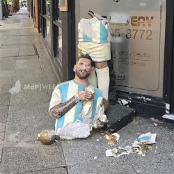 Destrozaron una estatua de Messi en pleno centro de Mar del Plata