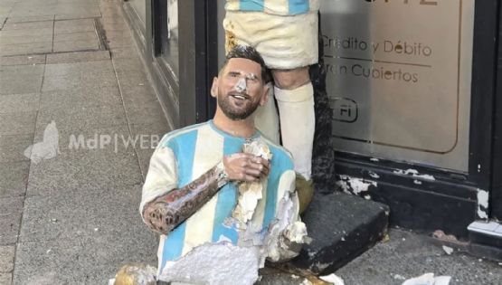 Destrozaron una estatua de Messi en pleno centro de Mar del Plata