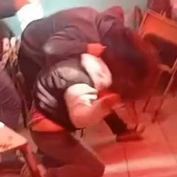 Una mujer entró a un aula y atacó con una cadena a una menor en Junín
