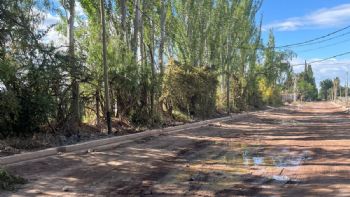 Un caño roto por día: la queja de los vecinos de Luján en medio de una obra de asfalto