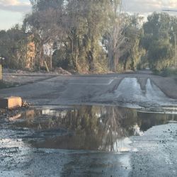 Agua desperdiciada y basura acumulada: la realidad que se repite en  una calle de Luján
