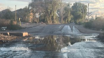 Agua desperdiciada y basura acumulada: la realidad que se repite en  una calle de Luján