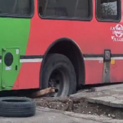 Atascado: un pozo se "tragó" la rueda de un colectivo
