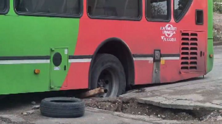 Atascado: un pozo se "tragó" la rueda de un colectivo