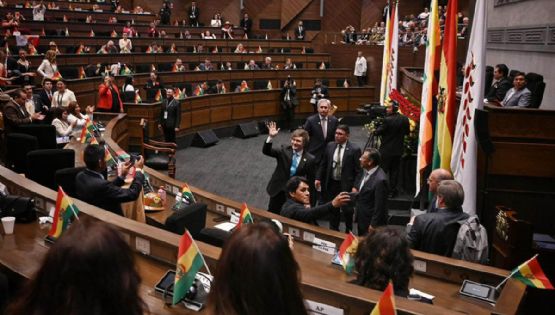 Milei fue ovacionado en el Congreso boliviano y acaparó la atención