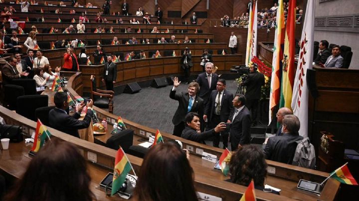 Milei fue ovacionado en el Congreso boliviano y acaparó la atención