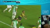 Foto ilustrativa de la nota titulada: Otro robo descarado: Aldosivi le ganó a Banfield con un penal inventado por el VAR