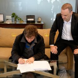 Con el mameluco de YPF, Milei firmó el proyecto de reforma laboral