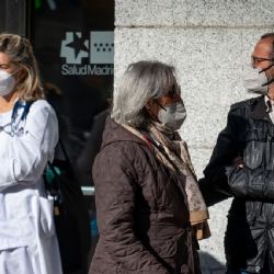 Barbijos en todos lados, guardias colapsadas en España por variante de la gripe A