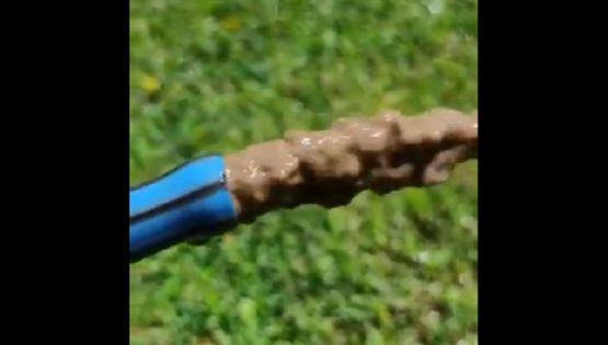 Chocolate por la noticia: vecinos alertan que sale barro en las mangueras de Maipú