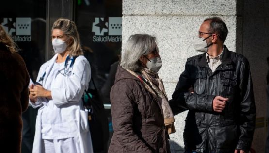 Barbijos en todos lados, guardias colapsadas en España por variante de la gripe A