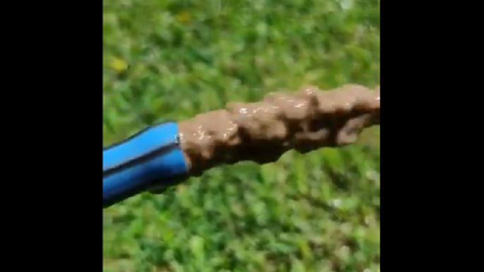Chocolate por la noticia: vecinos alertan que sale barro en las mangueras de Maipú