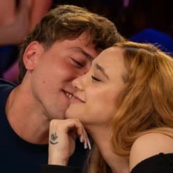 El apasionado beso entre Ángela Torres y Marcos Giles que “rompió” las redes 