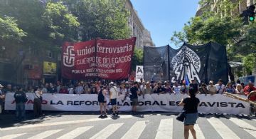 Comenzó el acto de la CGT en Plaza de Mayo