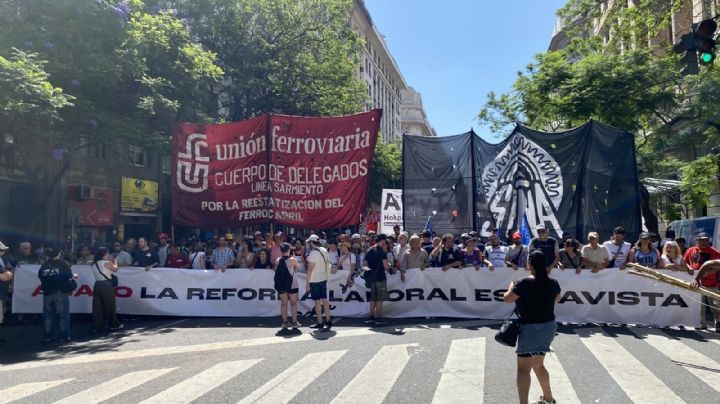 Comenzó el acto de la CGT en Plaza de Mayo