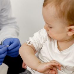 Adelantaron la segunda dosis de la Triple Viral a los 15 y 18 meses