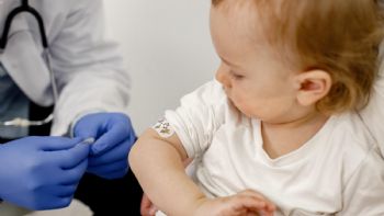 Adelantaron la segunda dosis de la Triple Viral a los 15 y 18 meses