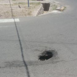 Alerta por un pozo sin señalizar en una esquina de Maipú