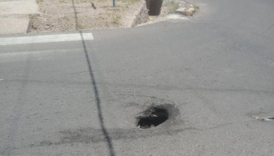 Alerta por un pozo sin señalizar en una esquina de Maipú