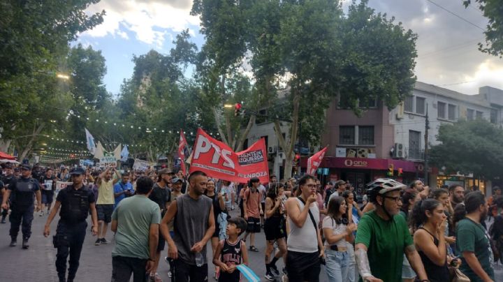 Miles de personas marcharon contra la minería en Mendoza