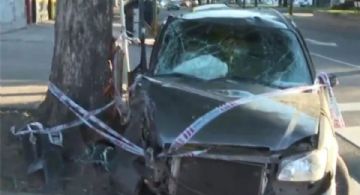 Le robó el auto a la tía y chocó contra un árbol: dos heridos