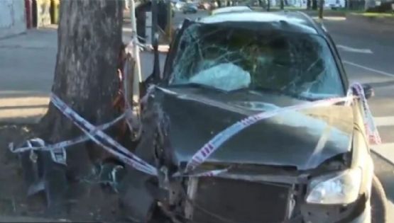 Le robó el auto a la tía y chocó contra un árbol: dos heridos
