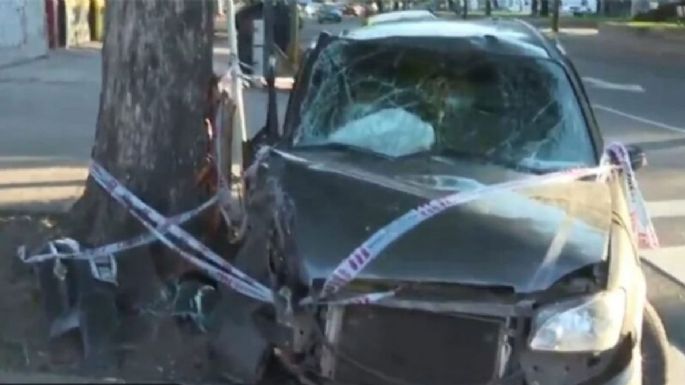 Le robó el auto a la tía y chocó contra un árbol: dos heridos