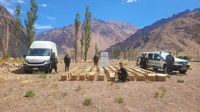 Encontraron una camioneta con 152 cajas de pirotecnia en Penitentes 