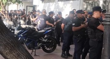 Denuncia penal por represión y advertencia a Rus