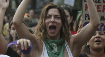 Tras las denuncias, Romina Gaetani reapareció en un show