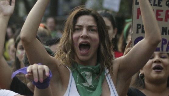 Tras las denuncias, Romina Gaetani reapareció en un show