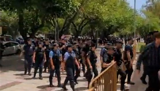 Impresionante despliegue policial por la convocatoria antiminera frente al Poder Judicial