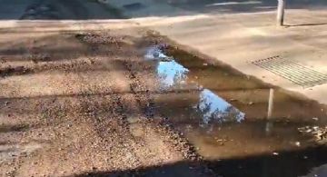 La pérdida de agua de cada día: riesgo en una calle de Ciudad