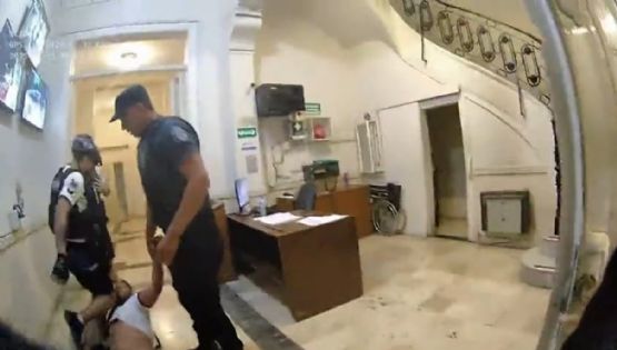 Asi golpeó la policía a un ambientalista en la Legislatura