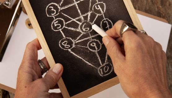 Numerología del lunes 8/12: abundancia y desafíos de poder