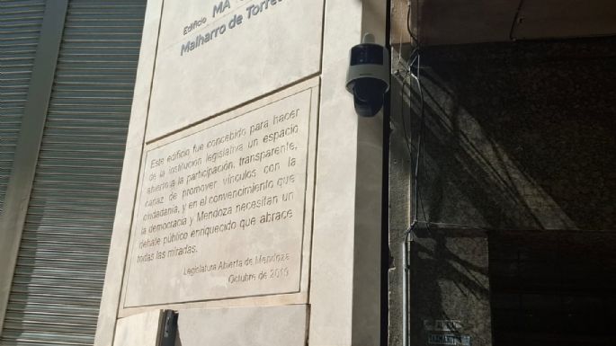 Comenzó la restricción de estacionamiento cerca de la Legislatura