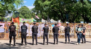 Cornejo viajó a Buenos Aires y los ambientalistas se manifiestan frente a la Legislatura