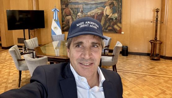 Tras el desplome del dólar, Caputo exigió disculpas