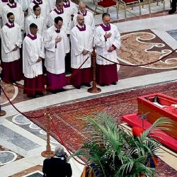 Una monja rompió el protocolo y lloró junto al ataúd del papa Francisco