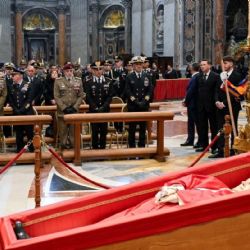 Continúa la multitudinaria despedida al papa Francisco