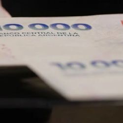 En menos de un año, el billete de $10.000 ya perdió un 21% de poder de compra