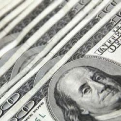 Por qué el dólar blue se vendió ayer más barato que el oficial